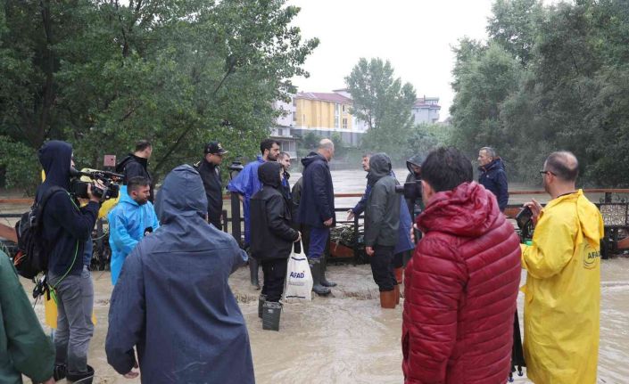 Bakan Soylu, Bartın’da sel boyutunu izlerini sabahın ilk saatlerinde yerinde inceledi