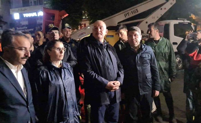 Bakan Soylu, Bartın’daki sel bölgesinde: "Vatandaşımızla bu sel afetinin oluşturduğu süreç ortadan kalkana kadar beraber olacağız"