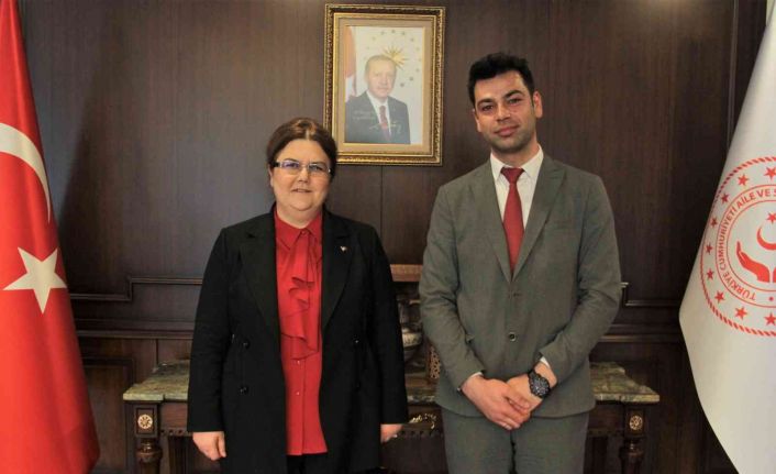 Bakan Yanık, Kronik Hastalara Elektrik Tüketim Desteği’nden yararlanma şartlarını esnettiklerinin müjdesini verdi