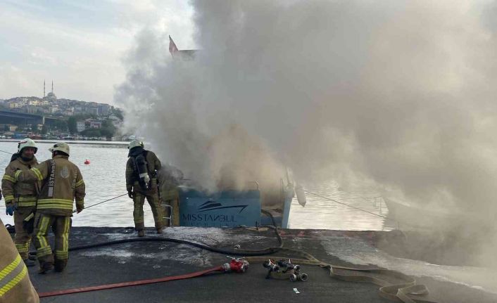 Balat’ta sahile demirleyen tekne yandı: İçerde uyuyan karı koca son anda kurtuldu