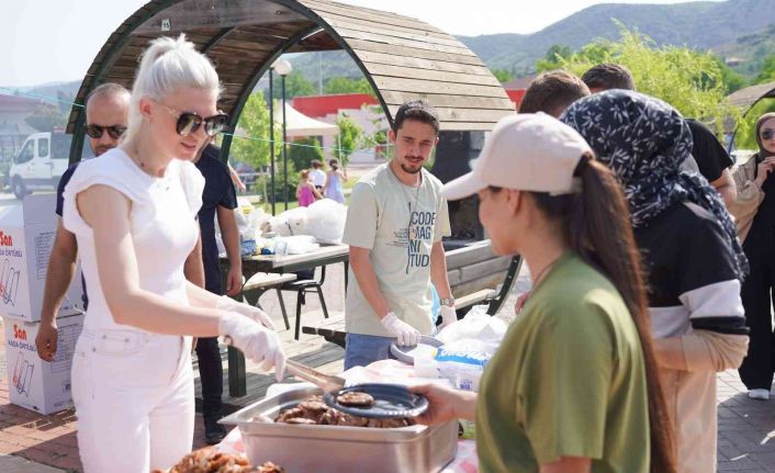 Başkan Vekili Subaşı, Kent Konseyi Gençlik Meclisi üyelerine kendi elleriyle mangal yaptı