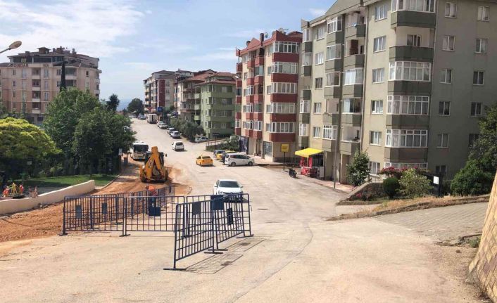 Belediye ekipleri sabaha kadar çalışarak çökme yaşanan yeri onardılar