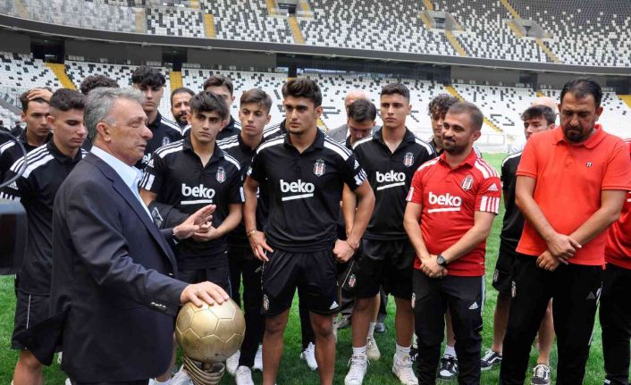 Beşiktaş Başkanı Ahmet Nur Çebi, şampiyon U-17 Akademi Takımı ile bir araya geldi
