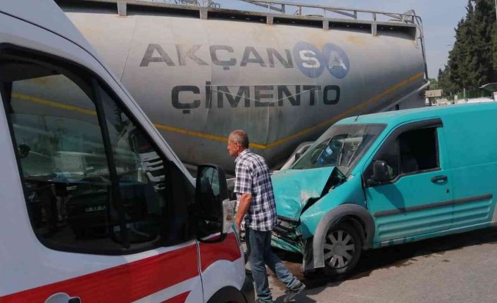 Beton mikseri ile çarpışan hafif ticari aracın sürücüsü yaralandı