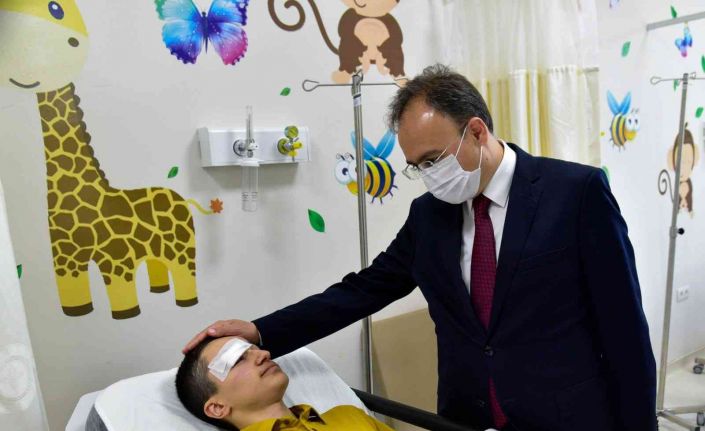 Bilecik’te yaşanan feci kaza sonrası Vali Kızılkaya, 12 yaralıyı ziyaret etti