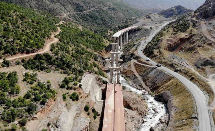 Bitlis’te yapılan bölgenin en büyük viyadükü bitmek üzere
