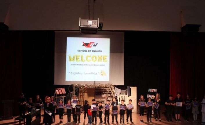 Bitlis’teki öğrenciler İngilizce tiyatro sergiledi