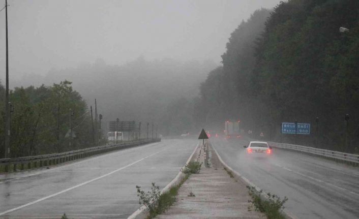 Bolu Dağı’nda şiddetli sağanak ve sis etkili oluyor