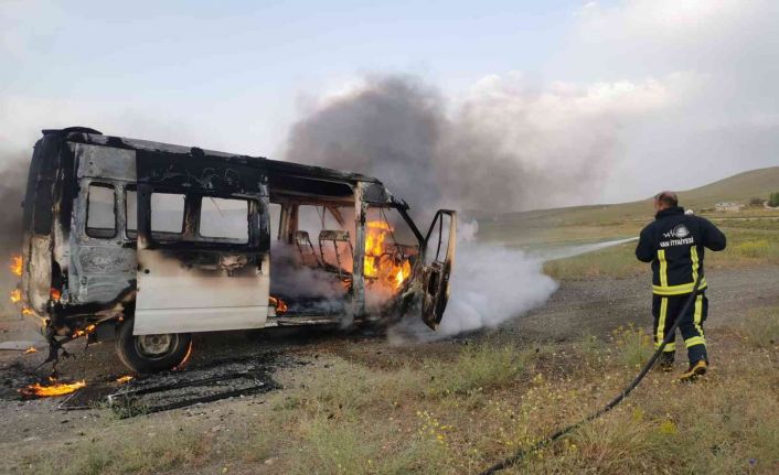 Boş araziye terk edilen minibüs alev alev yandı