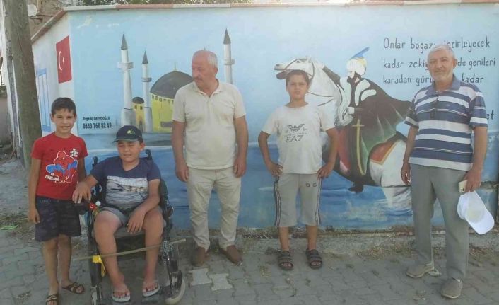 Burhaniye’ de evin duvarındaki anlamlı resim ve yazı ilgi odağı oldu