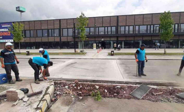 Büyükşehir yol bakım timi görev başında