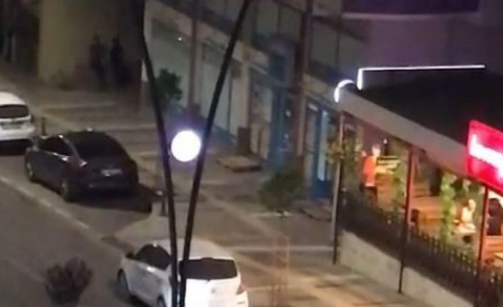 Cadde ortasına yatarak araçların geçişine izin vermeyen alkollü şahsın rahat tavırları pes dedirtti