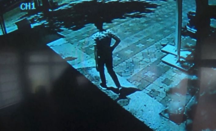 Camide pes dedirten hırsızlık