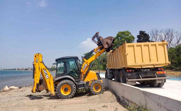 Çiftlikköy sahili temizleniyor