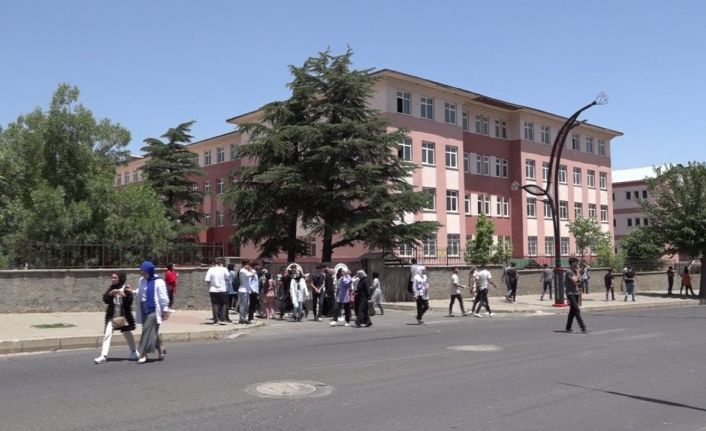 Çocuğunu okul kapısında bekleyen baba, “Bugün de babalar günü inşallah bize güzel bir hediye verecekler”