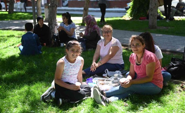 Çorum Belediyesinden sınava giren öğrenci ve velilerine jest