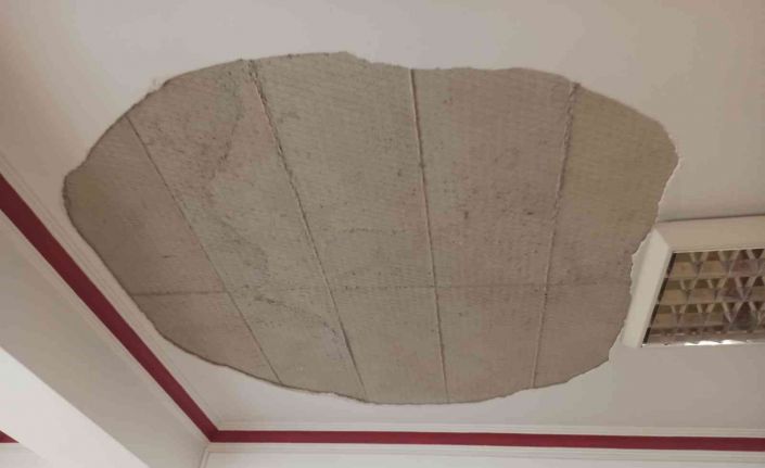 Cuma namazı sırasında tavandan sıvalar cemaatin üzerine düştü: 1 yaralı