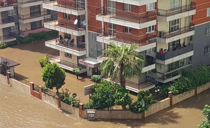 Dakikada yaklaşık 1.5 kilogram yağış düşen Aydın’da yağmur sonrası manzaralar