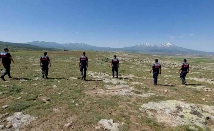 Defineciler jandarmaya suçüstü yakalandı