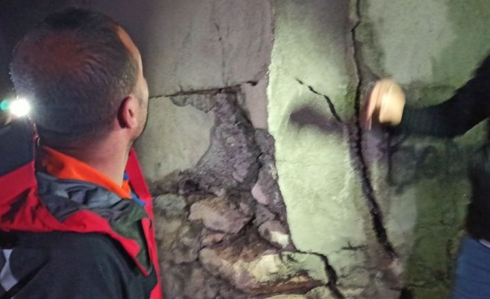 Deprem sonrası evlerde çatlaklar meydana geldi, Kaymakam Savar deprem bölgesinde incelemelerde bulundu