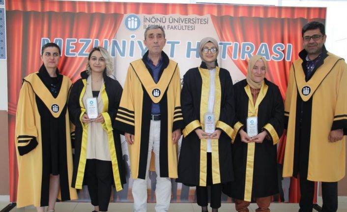 Dereceye giren iletişimcilere plaket
