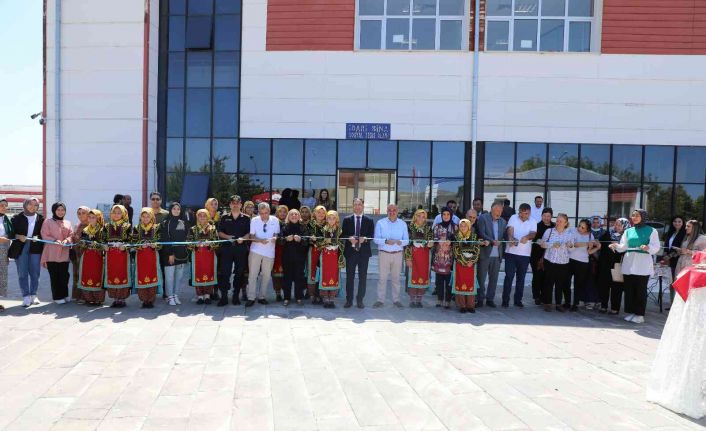 Develi İlçe Protokolü KYK kız yurdu sergisini ziyaret etti