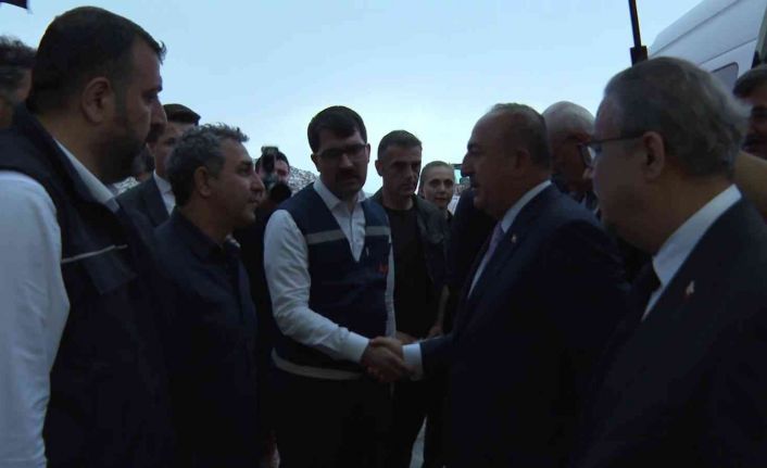 Dışişleri Bakanı Çavuşoğlu, Diyarbakır’da yanan fabrika alanına geçerek yetkililerden bilgi aldı