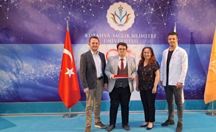 Doktor İbrahim Üney’e “Acil Servis Stajında Yılın En Başarılı Intörn Doktoru” ödülü