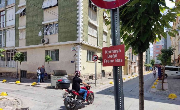 Dört yol ağzına asılan "Kornaya değil frene bas" yazısı dikkat çekti