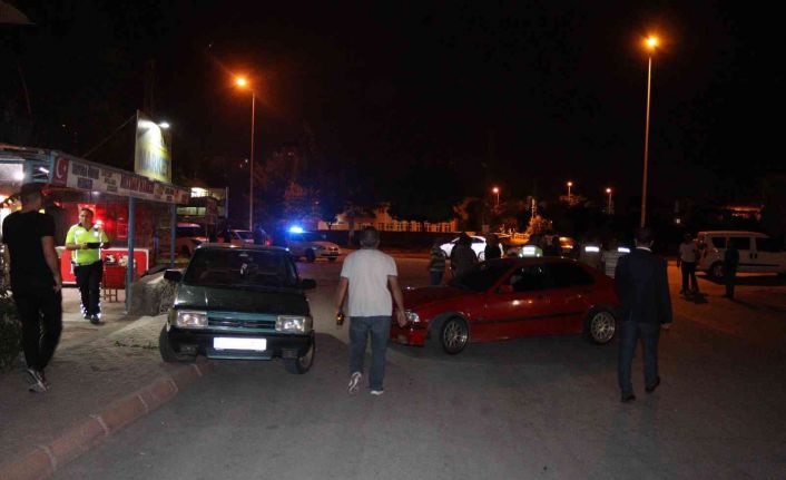 Drift atarken park halindeki araca çarpan sürücü ortalığı birbirine kattı