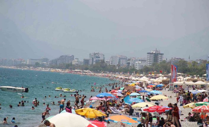 Dünyaca ünlü sahilde hafta sonu doldu taştı, yamaç paraşütçüleri yasak dinlemedi