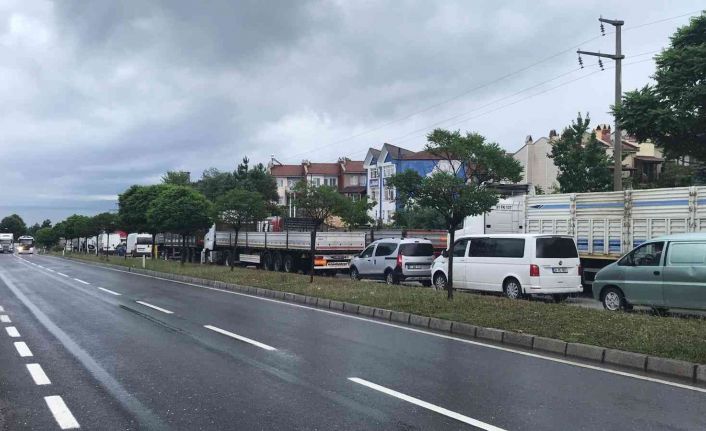 Düzce-Zonguldak yolu sel sebebiyle trafiğe kapandı