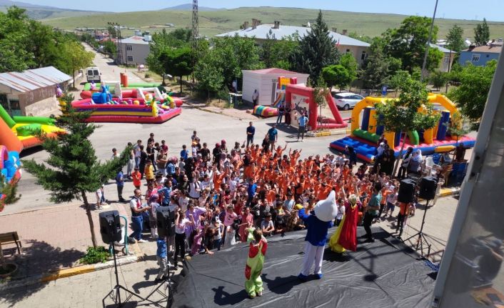 Elazığ’da çocuklar düzenlenen şenlikte  doyasıya eğlendi