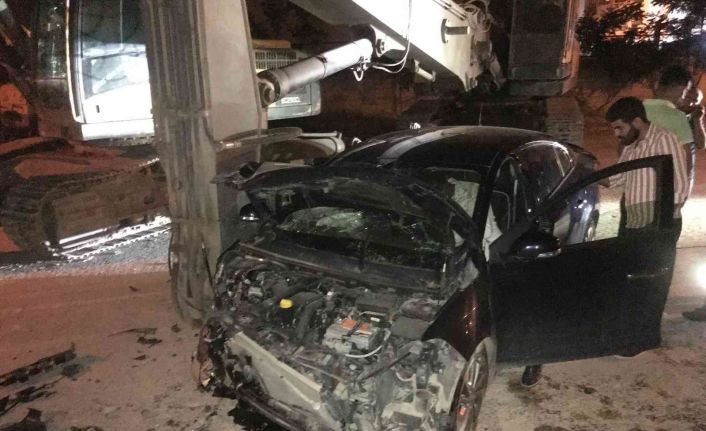 Elazığ’da ekskavatöre çarpan otomobil hurdaya döndü: 2’si ağır 3 yaralı