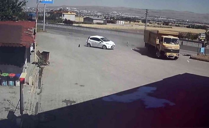 Elazığ’da kamyonun akaryakıt istasyonuna girme anı saniye saniye güvenlik kameralarına yansıdı