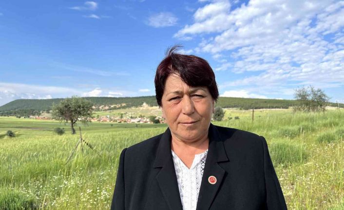 Eleştirileri görmezden gelerek ilçenin ilk ve tek kadın muhtarı oldu