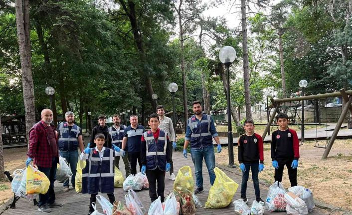 Ensar Vakfı kent parkını çöpten temizledi