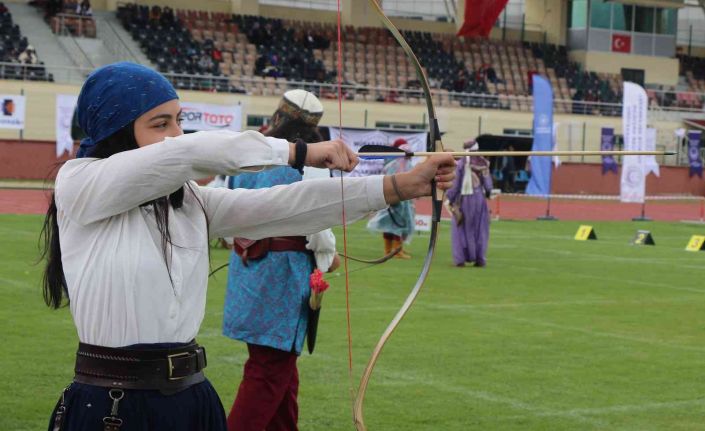 Erzincan’da düzenlenen Geleneksel Okçuluk Türkiye Şampiyonası renkli görüntülere sahne oldu