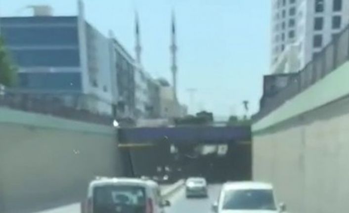 Esenyurt’ta dönüşü kaçıran sürücü metrelerce geri geri gitti; o anlar kameraya yansıdı