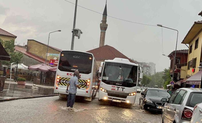 Eskişehir’de sağanak yağış hayatı felç etti