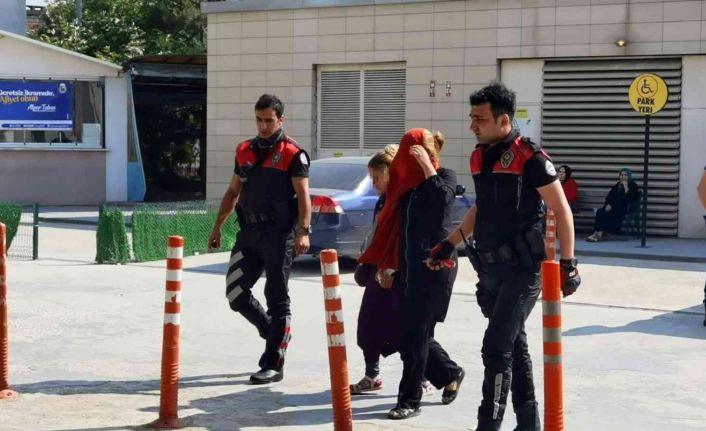 Evden ziynet eşyası çalan 2 kadın şüpheliyi polis yakaladı; basını gören şüpheli engelli numarası yaptı