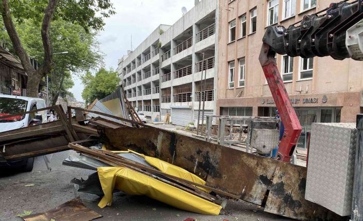 Fatih’te eski İBB ek hizmet binasının yıkımında yola demir parça düştü: 1 yaralı
