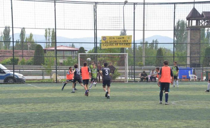 Gediz’de ilkokul ve ortaokullar arası halı saha turnuvası sona erdi