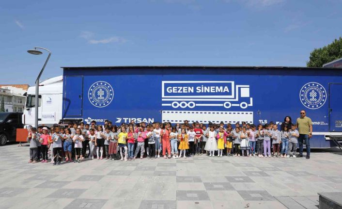 “Gezen Sinema Tırı” ilçelerdeki çocukları sinema ile buluşturuyor