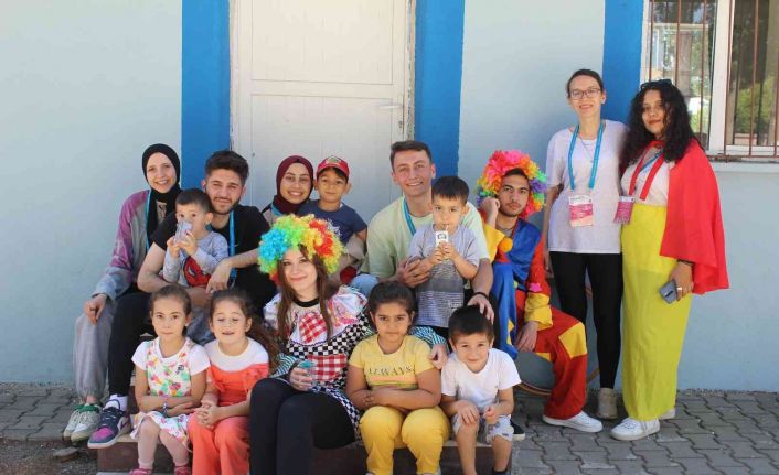 Gönüllü öğrenciler minikler için ana sınıfı kurdu