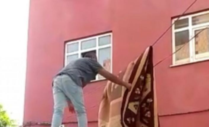 Halısı 5. kattan tellerin üzerine düştü, yardımına belediye personeli koştu