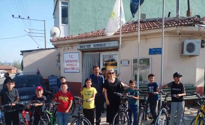 Hayırseverden çocuklara karne hediyesi