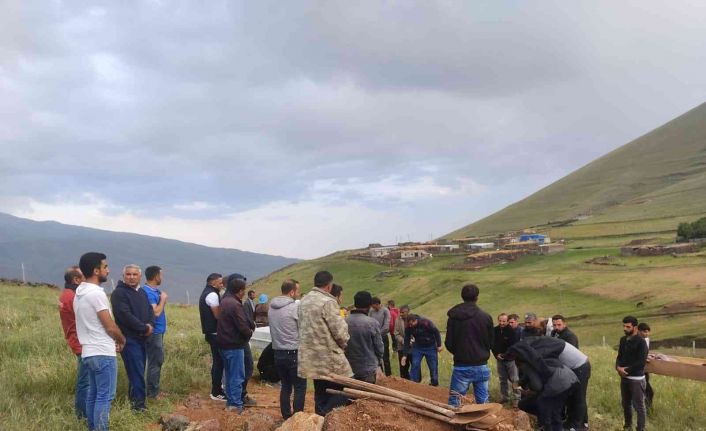 Hayvanlarını otlatırken sara krizi geçirerek vefat eden kişi gözyaşları içinde toprağa verildi