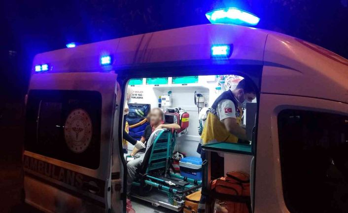 İçki şişede durduğu gibi durmadı: Yumrukladığı arkadaşını hastanelik ettiği anlar kamerada