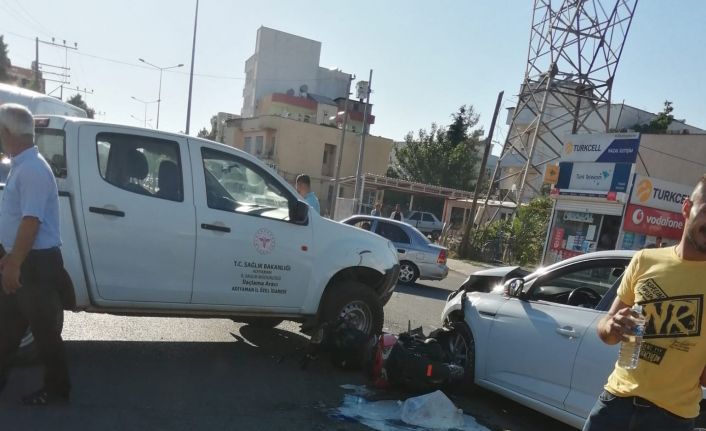 İki araç ve motosikletin karıştığı kazada 1 kişi yaralandı
